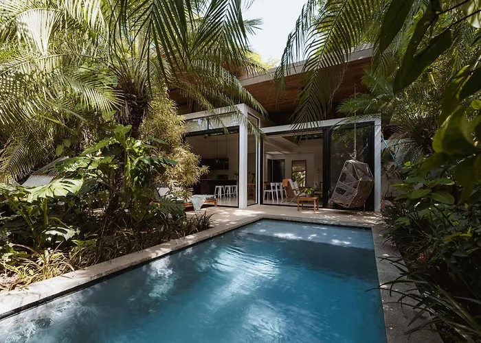 Villa Nalu Pool Flor *
